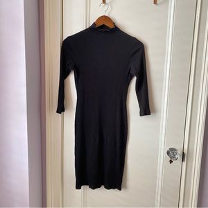 Amour Vert Black Turtleneck Ribbed Midi Dress